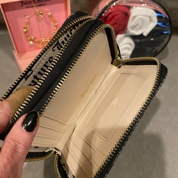 Juicy Couture 3 pc Set, MSRP $148 Wristlet,
charm bracelet, wash clothes 💋 NEW - Picture 3 of 7